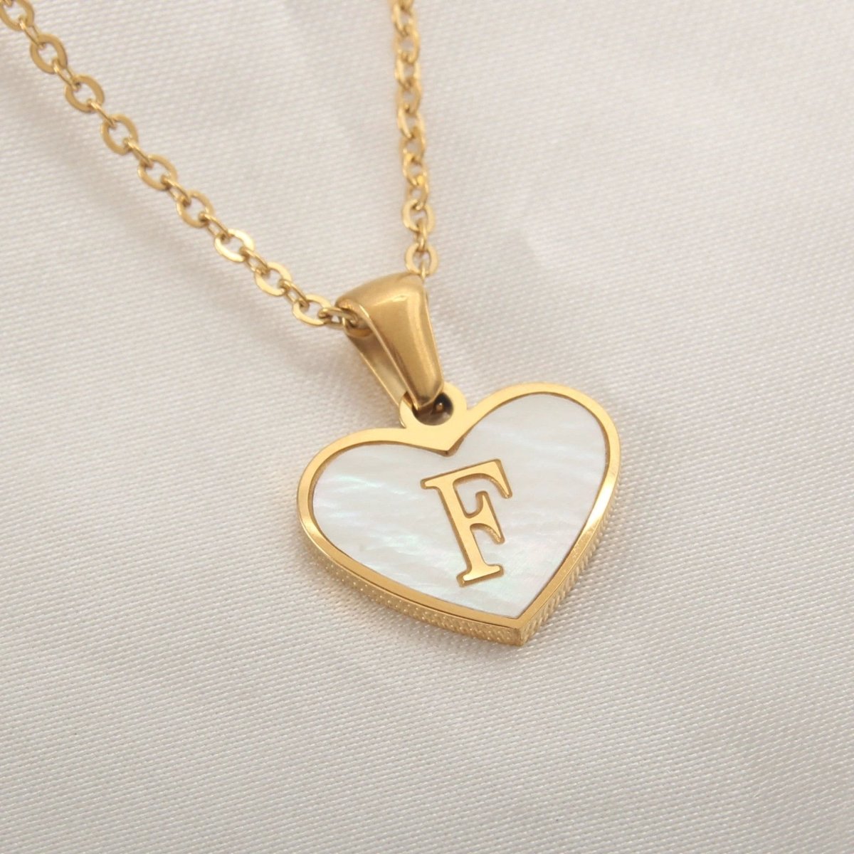 Mandotos white shell heart-shaped letter necklace with 26 letter charms, personalized clavicle chain jewelry for women, Valentine's Day accessory