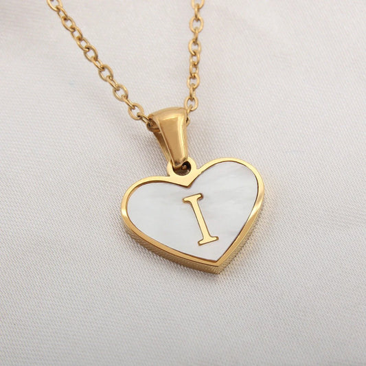 Mandotos white shell heart-shaped letter necklace with 26 customizable letters, women's clavicle chain jewelry for Valentine's Day