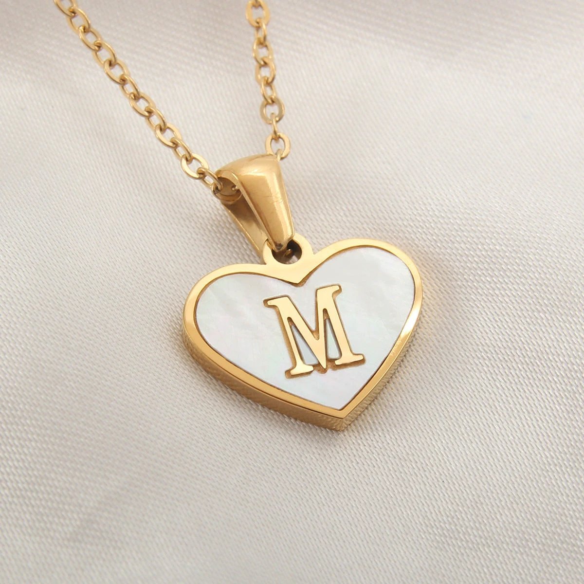 Mandotos 26-letter heart-shaped necklace with white shell accents, personalized love charm, stylish clavicle chain for women jewelry.