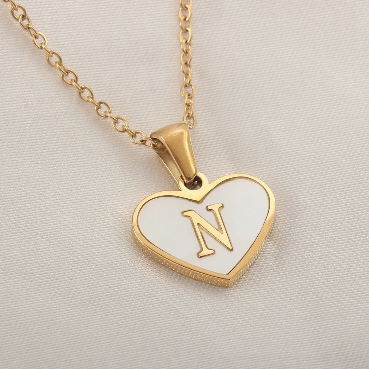 Mandotos white shell heart-shaped letter necklace with 26 letters, feminine clavicle chain jewelry for women, Valentine's Day gift