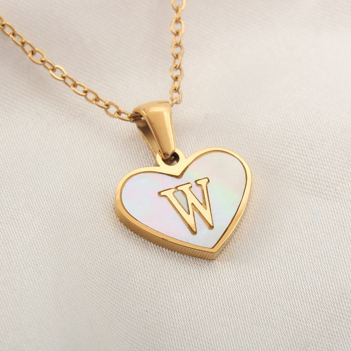 Mandotos 26-letter heart-shaped necklace with white shell accents, personalized love clavicle chain jewelry for women, Valentine's Day gift
