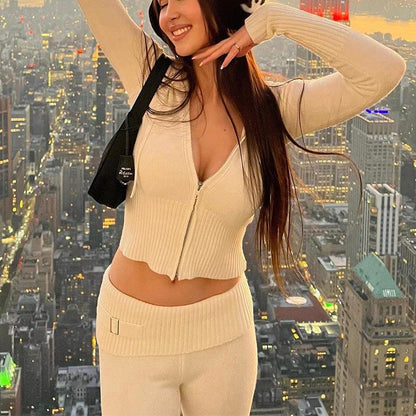 Mandotos women's hoodie suit with zip-up long sleeve sweater and high-waist long pants, casual and comfortable leisure outfit.