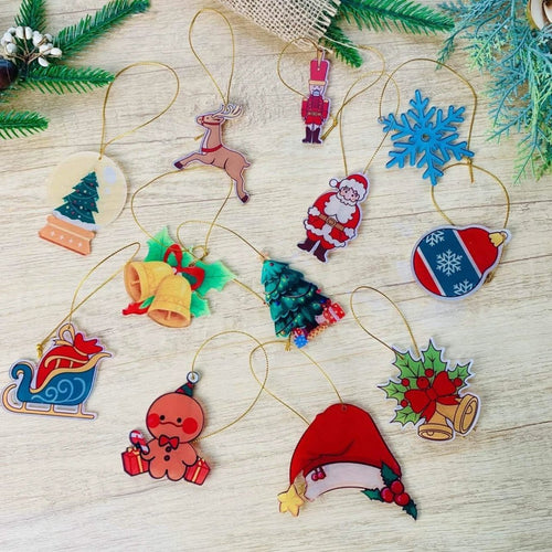 Mandotos Christmas car pendant ornament hanging from a car rearview mirror, festive holiday decor for car and home decorations.
