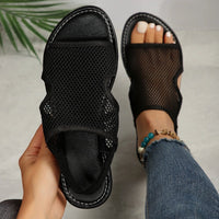 Mandotos mesh sandals for women and men, breathable flat shoes ideal for summer beach wear and casual outings.