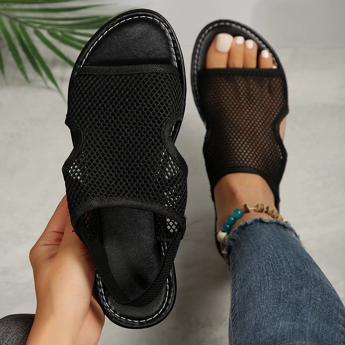 Mandotos mesh sandals for women and men, breathable flat shoes ideal for summer beach wear and casual outings.