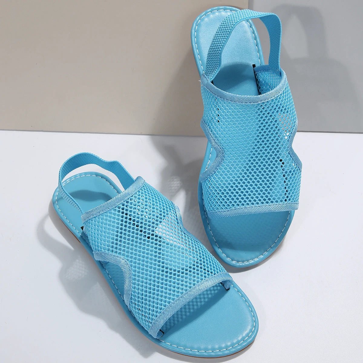 Mandotos mesh sandals for women and men, summer casual breathable flat shoes ideal for beach and outdoor wear.