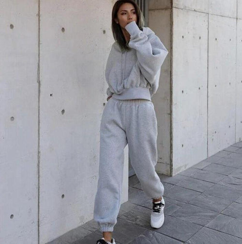 Mandotos women's autumn and winter casual hoodie coat and sports suit, featuring a warm, stylish design for cold weather.