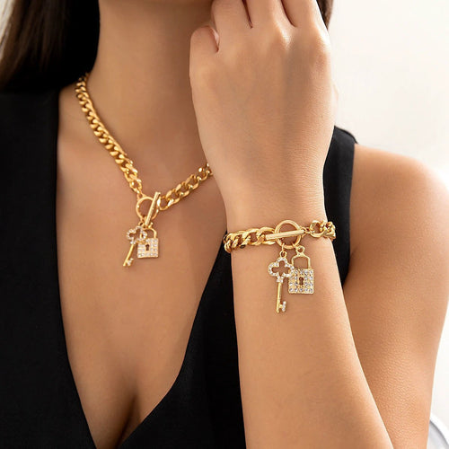 Mandotos thick chain lock and key pendant necklace, trendy fashion jewelry with a bold chain and detailed pendant design.