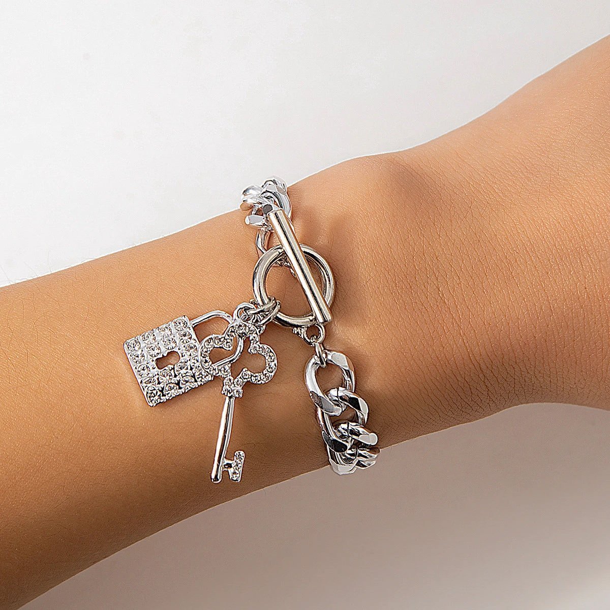 Mandotos thick chain lock and key pendant necklace, trendy fashion jewelry with bold metal chain and detailed pendant.