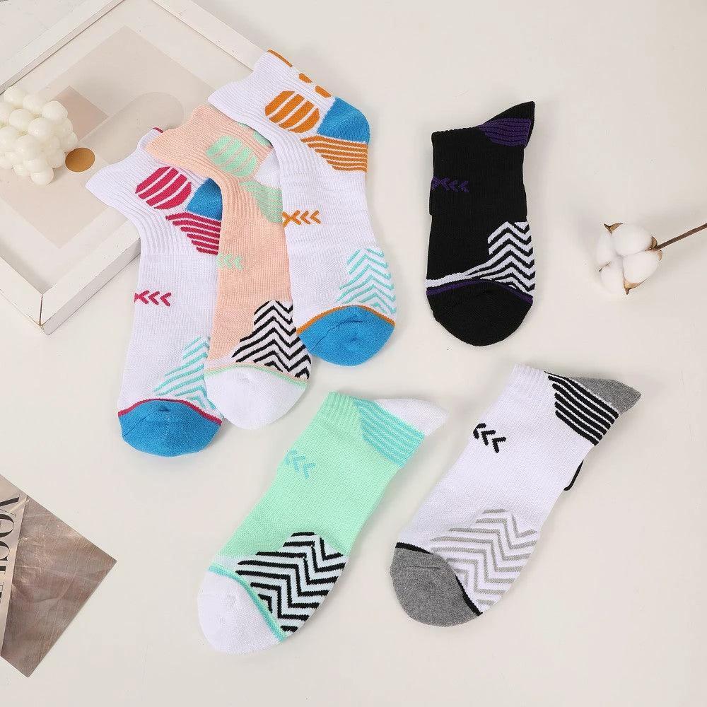 Mandotos trendy sports socks, 6 pairs of moisture-wicking ankle socks for running and hiking, shown in various colors.