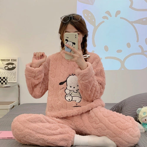 Mandotos winter pajamas set made of thickened coral velvet, featuring a warm, cozy homewear design for cold weather comfort.