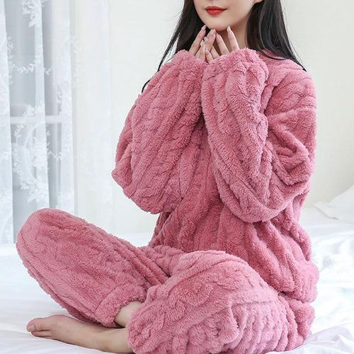 Mandotos winter pajamas set made of thickened coral velvet, featuring a warm and cozy homewear design for cold nights.