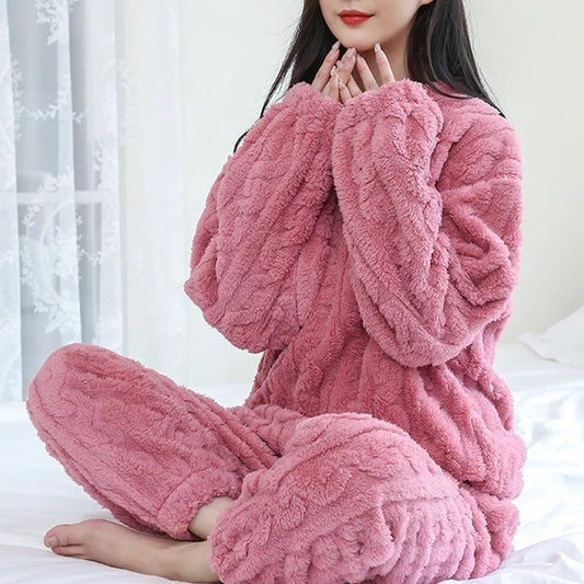 Mandotos winter pajamas set made of thickened coral velvet, featuring a warm and cozy homewear design for cold nights.