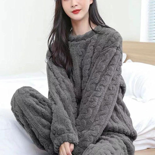 Mandotos winter pajamas set made of thickened coral velvet, featuring a warm, cozy homewear outfit for cold weather.