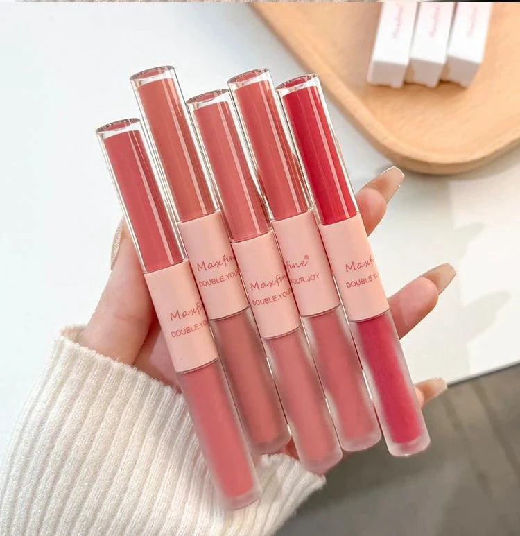 Mandotos double-end lip gloss with mirror finish and matte velvet side, long-lasting color and moisture for glossy and matte lips.