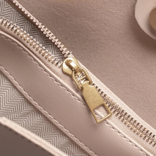 Mandotos eco-friendly vegan leather tote bag with stylish, sustainable design, featuring spacious interior and durable handles.