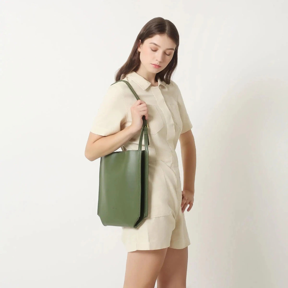 Mandotos eco-friendly vegan leather tote bag with a stylish and sustainable design, featuring durable handles and spacious interior.