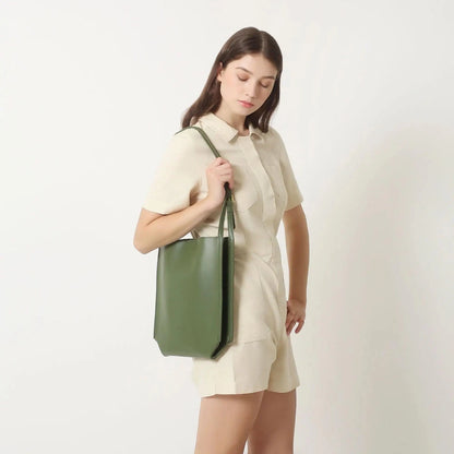 Mandotos eco-friendly vegan leather tote bag with a stylish and sustainable design, featuring durable handles and spacious interior.