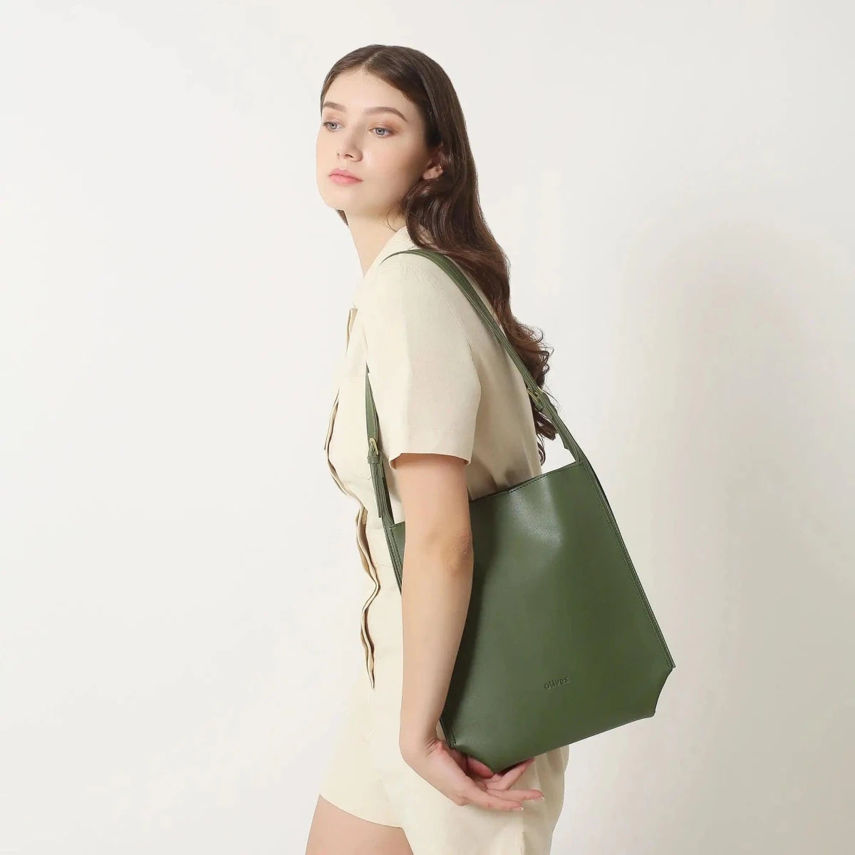 Mandotos eco-friendly vegan leather tote bag with stylish, sustainable design, featuring spacious interior and durable straps.