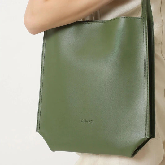 Mandotos eco-friendly vegan leather tote bag with stylish and sustainable design, featuring spacious interior and sleek handles.