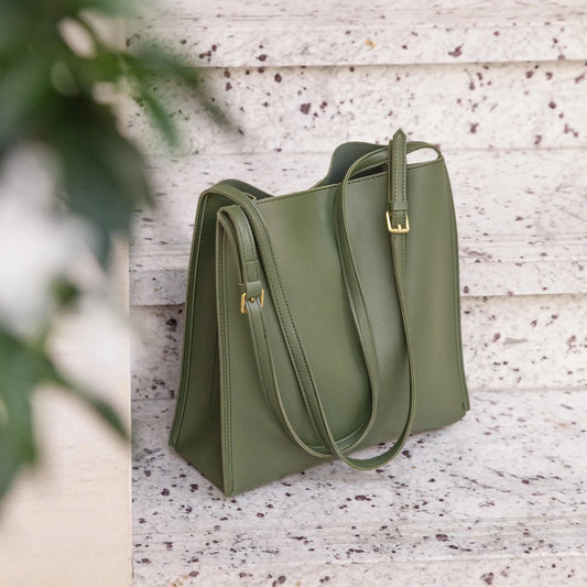 Mandotos eco-friendly vegan leather tote bag with stylish, sustainable design, featuring spacious interior and dual shoulder straps.