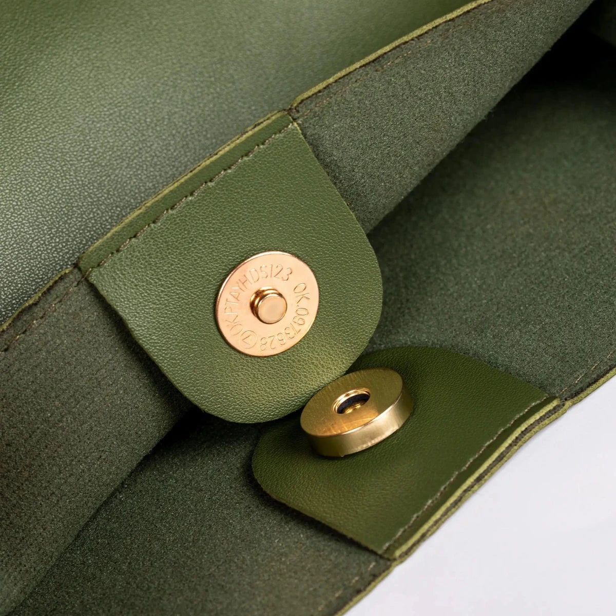 Mandotos eco-friendly vegan leather tote bag with stylish, sustainable design, featuring spacious interior and modern craftsmanship.