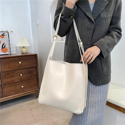 Mandotos eco-friendly vegan leather tote bag with stylish, sustainable design and spacious interior for everyday use.