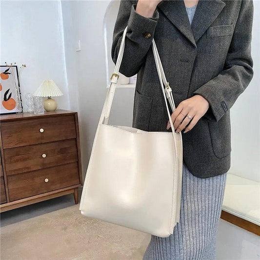 Mandotos eco-friendly vegan leather tote bag with stylish, sustainable design and spacious interior for everyday use.