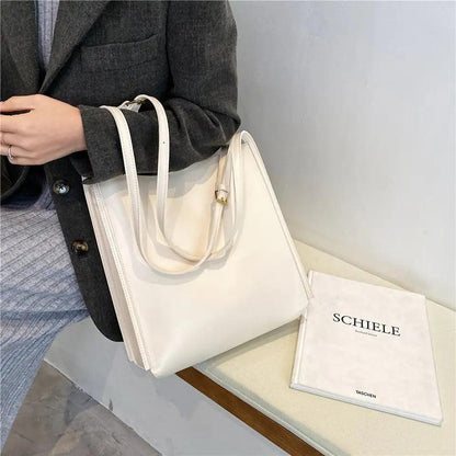 Mandotos eco-friendly vegan leather tote bag with stylish, sustainable design and spacious interior for everyday use.