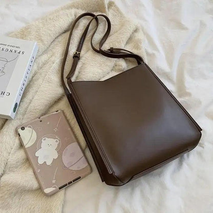 Mandotos eco-friendly vegan leather tote bag with stylish, sustainable design, featuring a spacious interior and elegant handles.