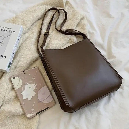 Mandotos eco-friendly vegan leather tote bag with stylish, sustainable design, featuring a spacious interior and elegant handles.