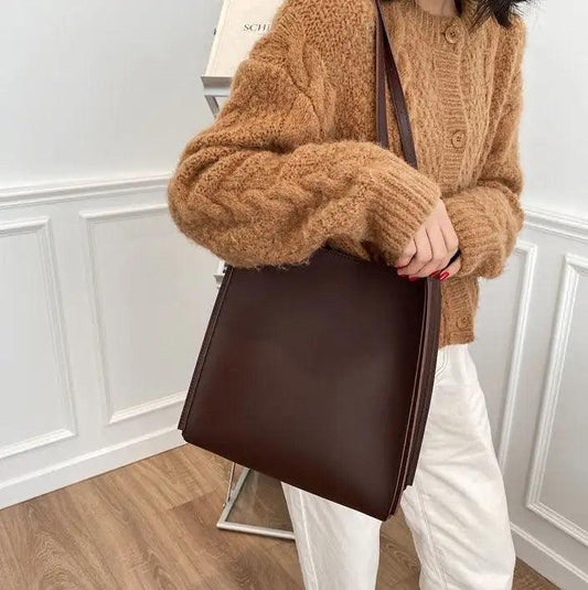 Mandotos eco-friendly vegan leather tote bag with stylish design, featuring spacious interior and sustainable craftsmanship.