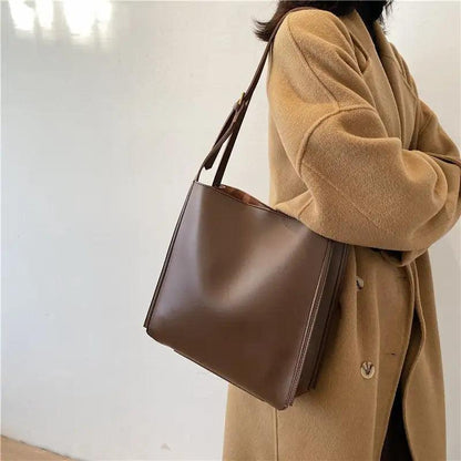 Mandotos eco-friendly vegan leather tote bag with stylish, sustainable design and spacious interior for everyday use.