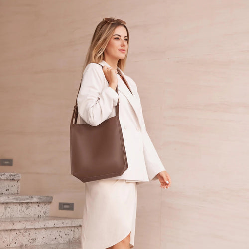 Mandotos eco-friendly vegan leather tote bag with stylish, sustainable design, featuring a spacious interior and modern look.