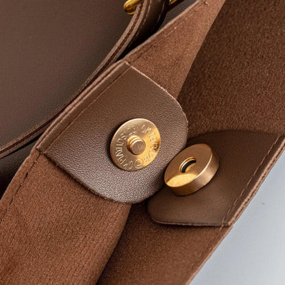 Mandotos eco-friendly vegan leather tote bag with stylish, sustainable design and spacious interior for everyday use.