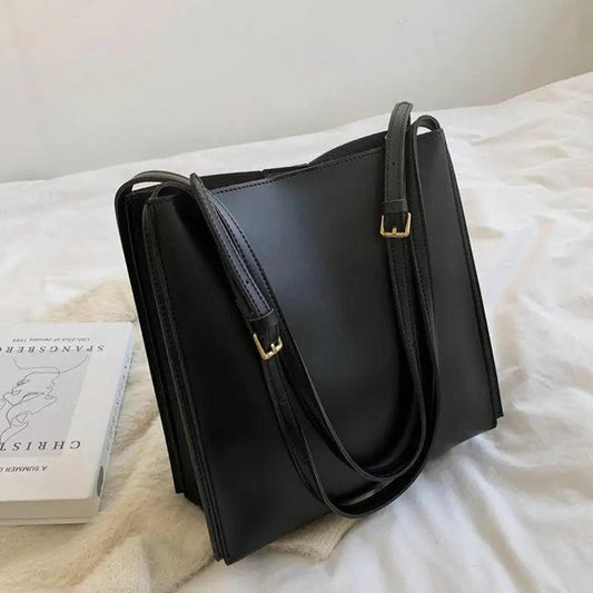 Mandotos eco-friendly vegan leather tote bag with stylish, sustainable design and spacious interior, perfect for everyday use.