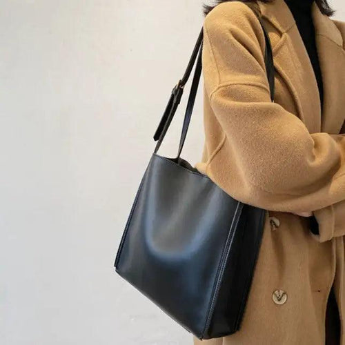 Mandotos eco-friendly vegan leather tote bag with stylish design, featuring spacious interior and sustainable craftsmanship.