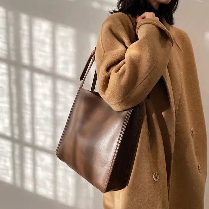 Mandotos eco-friendly vegan leather tote bag with stylish and sustainable design, featuring spacious interior and modern look.