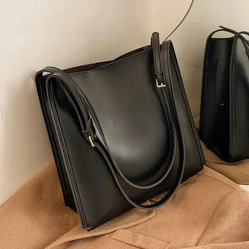 Mandotos eco-friendly vegan leather tote bag with stylish and sustainable design, featuring sturdy handles and spacious interior.