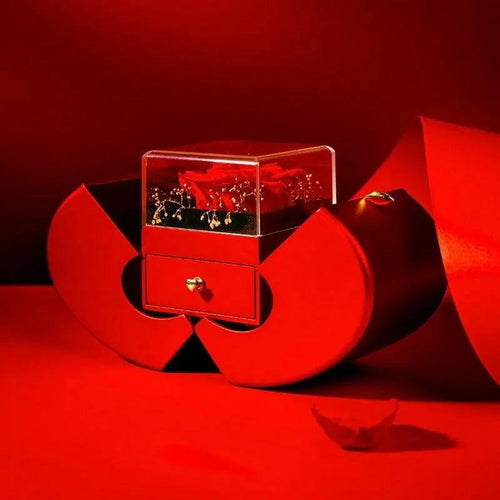 Mandotos red apple-shaped jewelry box with artificial rose and necklace, perfect for gift-giving on Christmas, Valentine’s Day, or Mother’s Day.