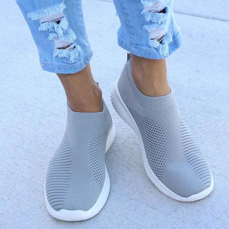 Mandotos flat knitted shoes with breathable fabric, featuring a sleek design and comfortable slip-on style for everyday wear.