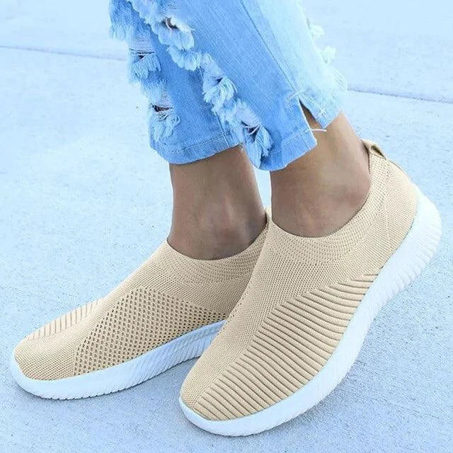 Mandotos flat knitted shoes in black with white soles, showcasing a comfortable slip-on design and textured knit upper.