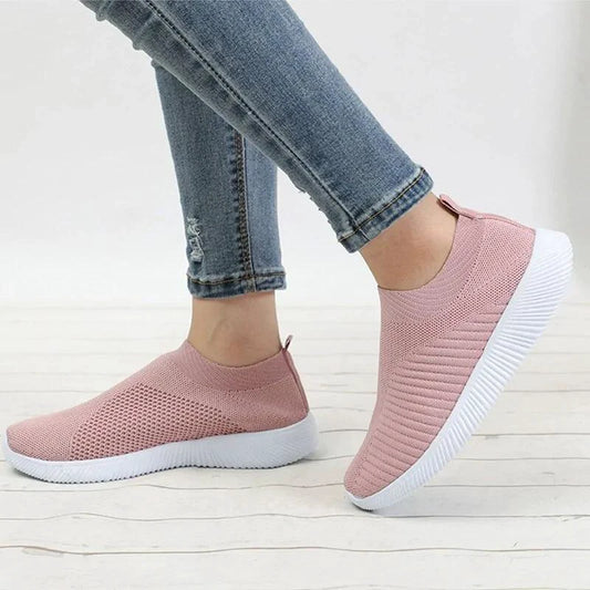 Mandotos flat knitted shoes in soft, breathable fabric with a sleek design and comfortable slip-on style.