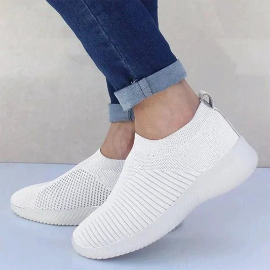 Mandotos flat knitted shoes in beige featuring a slip-on design and breathable knit upper for comfortable daily wear.