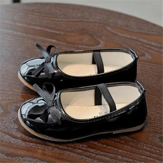 Mandotos flat shoes in black with sleek design and comfortable slip-on style, perfect for casual or office wear.