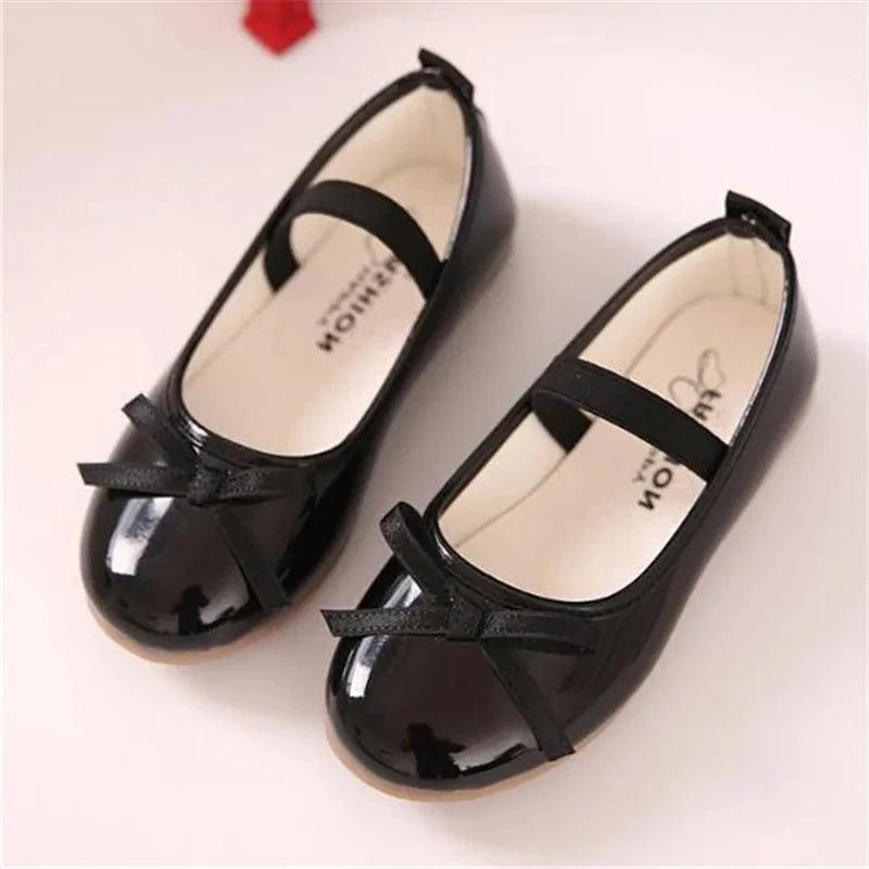 Mandotos flat shoes in neutral tones, featuring a sleek design and comfortable slip-on style, ideal for everyday wear.