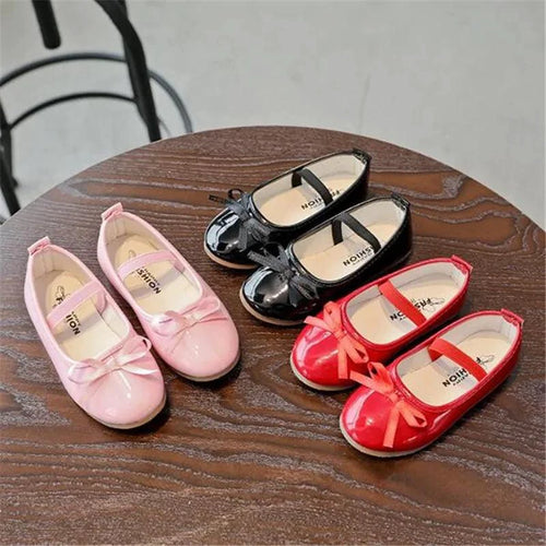 Mandotos flat shoes with sleek design and comfortable fit, featuring smooth material and stylish appearance for casual wear.