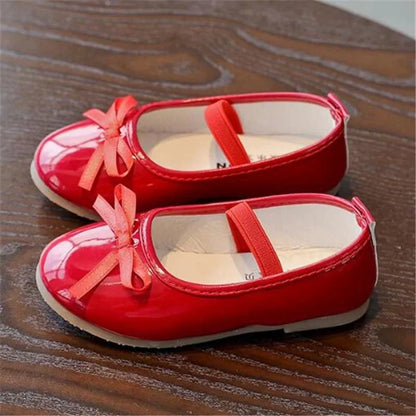 Mandotos flat shoes in black with rounded toe and minimal design, perfect for casual and everyday wear.