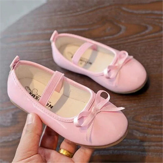 Mandotos flat shoes in black with a sleek design, comfortable slip-on style, perfect for casual or professional wear.