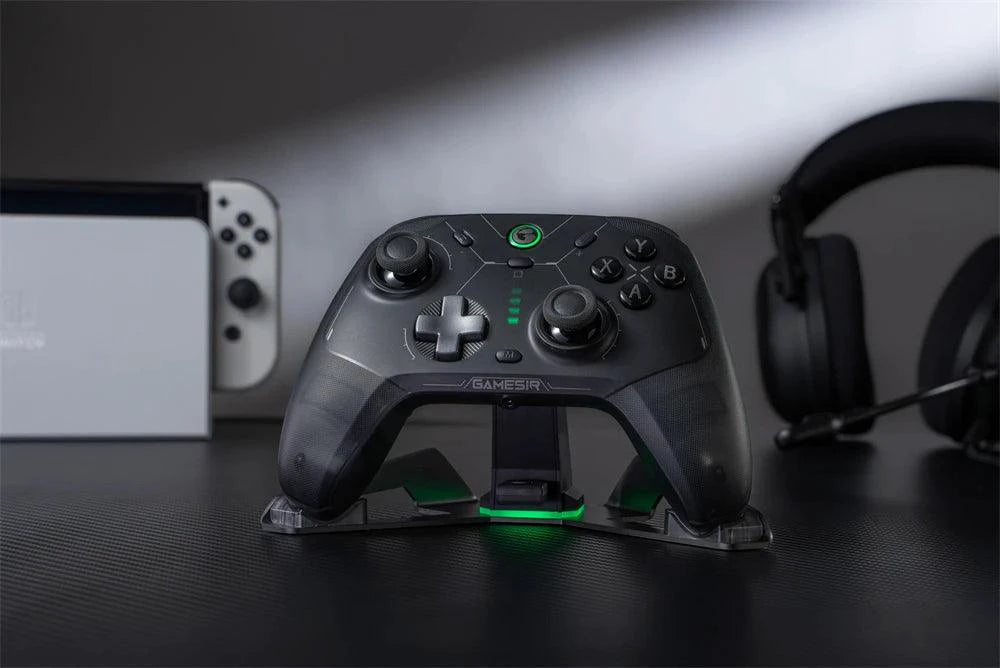 Mandotos GameSir Cyclone 2 wireless Bluetooth controller for Nintendo Switch, iPhone, and Android with Hall Effect joystick.
